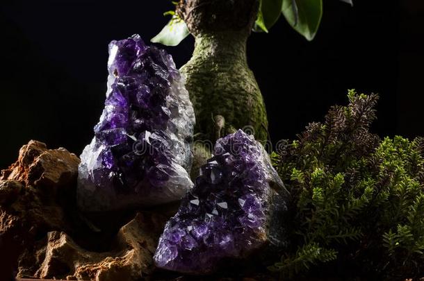 <strong>紫</strong>蓝色宝石矿物石头<strong>紫</strong>蓝色宝石矿物石头.
