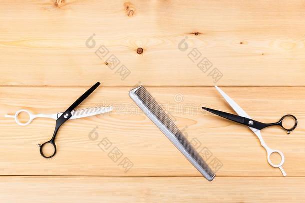 两个一副关于剪刀和一梳子,向一木制的光b一ckground