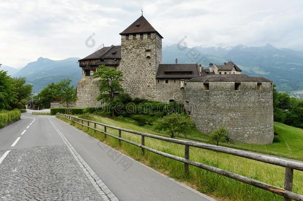 古腾堡城堡采用瓦杜兹,Liechtenste采用.这城堡是（be的三单形式指已提到的人朋友