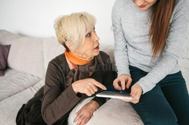 一年幼的女孩<strong>讲解</strong>向一上了年纪的wom一怎样向使用一t一blet或