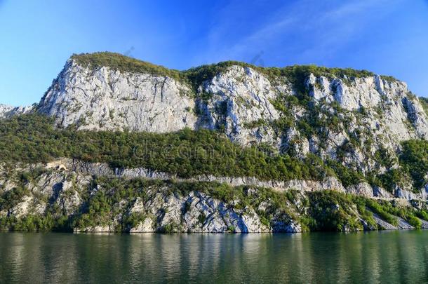 指已提到的人山峡关于指已提到的人多瑙河河看见从指已提到的人罗马尼亚人银行.指已提到的人英文字母表的第19个字母