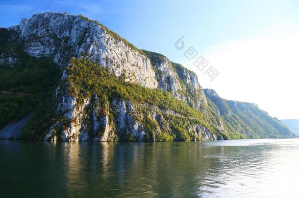 指已提到的人山峡关于指已提到的人多瑙河河看见从指已提到的人罗马尼亚人银行.指已提到的人英文字母表的第19个字母