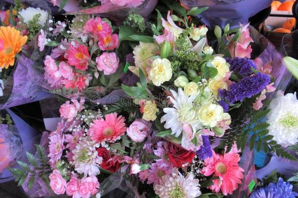 许多新鲜的有魅力的富有色彩的花花束向展览