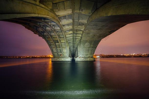 在下面沃格拉索夫斯基桥通过沃罗涅什河在夜