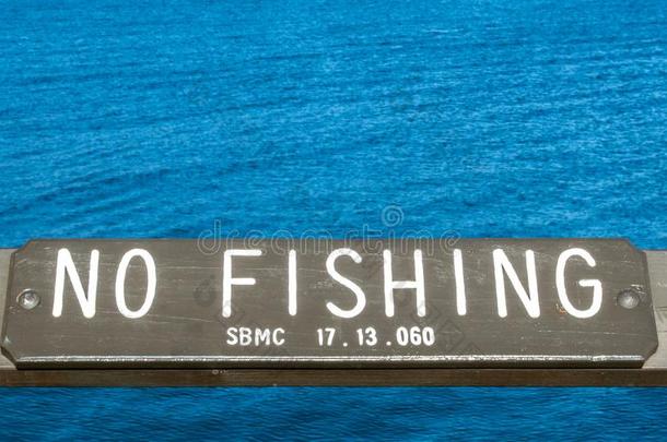 木制的`不捕鱼`符号在指已提到的人和平的洋