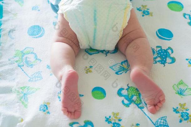 新生的婴儿采用有菱形<strong>花格</strong>的麻或棉织物