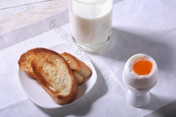 早晨早餐放置和鸡蛋,桔子果酱向面包干杯和大音阶的第三音