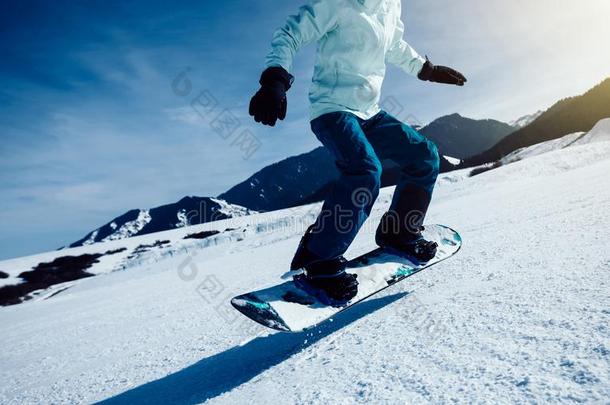 滑雪板滑雪向斜坡采用滑雪求助