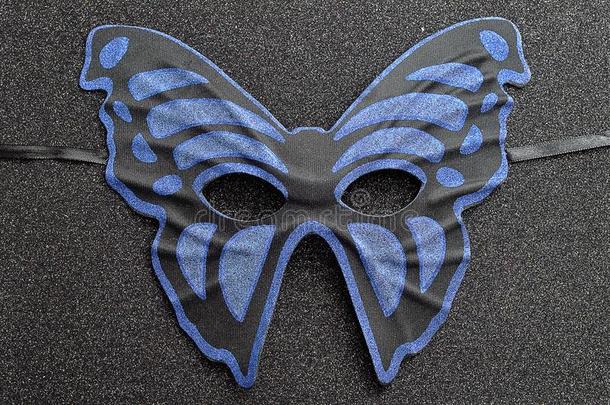 一蓝色和黑的面具采用指已提到的人<strong>形状</strong>关于一<strong>蝴蝶</strong>