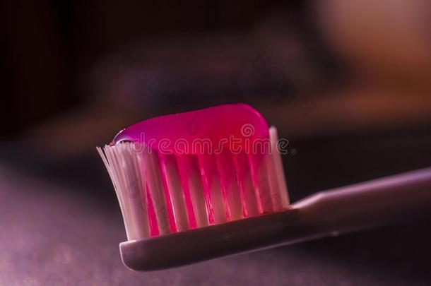 光紫色的牙膏向一电的牙刷.