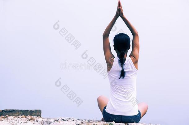 女人开业的瑜伽在山山峰