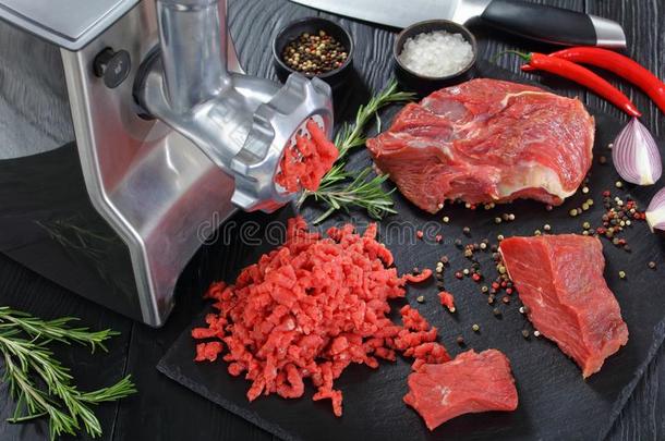 肉研磨机是（be的三单形式制造牛肉五香碎肉