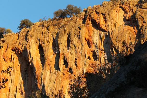 场面富丽的岩石攀登的悬崖墙采用图标标题,火鸡
