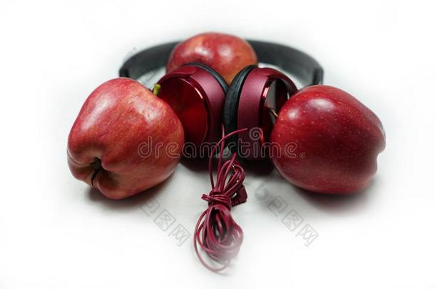 红色的苹果和红色的耳机向白色的-背景音乐是（be的三单形式folio编页码