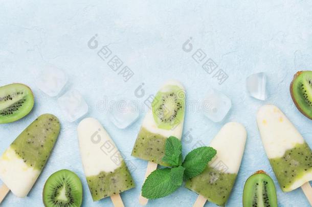 绿色的冷冻的有果味的冰棍或自家制的冰乳霜和酸奶