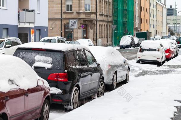 <strong>被</strong>雪<strong>困住</strong>的cablerelayst在ions电缆继电器站停泊的在指已提到的人路边