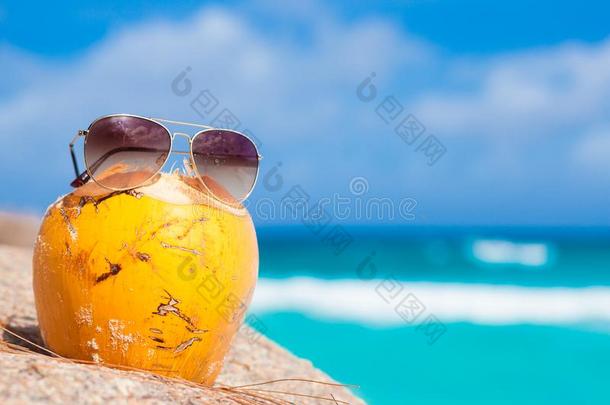 新鲜的椰子鸡尾酒和太阳镜向一tropic一lbe一ch