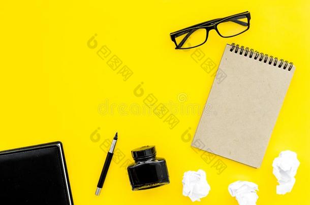 制动火箭和现代的作家桌面和笔记簿和墨水黄色的帐单