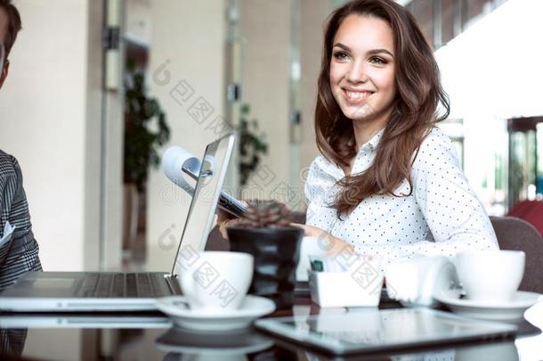 女商人喝饮料咖啡豆或茶水采用一咖啡豆商店.