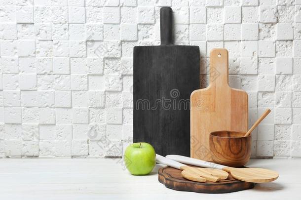 放置关于<strong>厨房器具</strong>和苹果向表