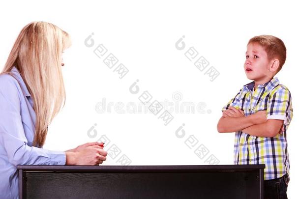 母亲和儿子说话和坚决主张坐在表.