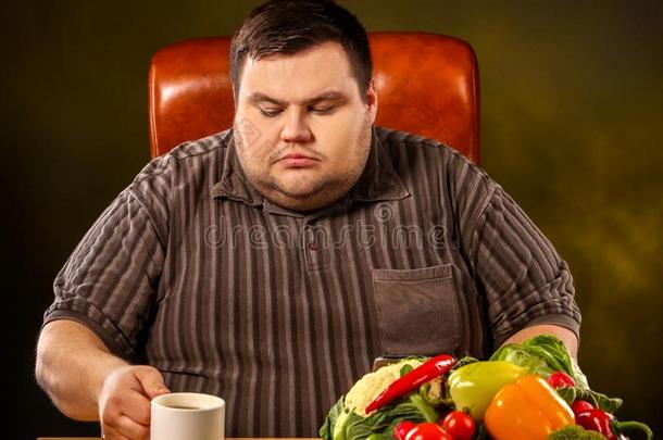 日常饮食肥的男人吃健康的食物.健康的减食疗法茶水.