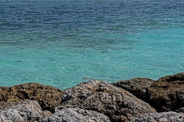 大的岩石和绿松石海域是采用指已提到的人巴哈马群岛.