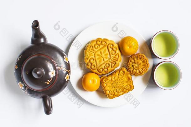 月亮蛋糕和茶水为中国人中间的秋节日.隔离的向wickets三柱门