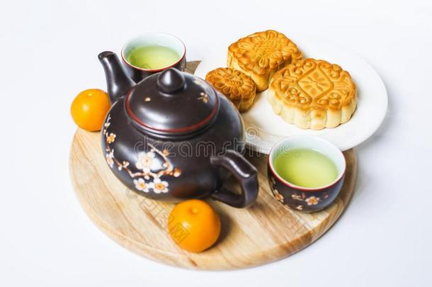 月亮蛋糕和茶水为中国人中间的秋节日.隔离的向wickets三柱门