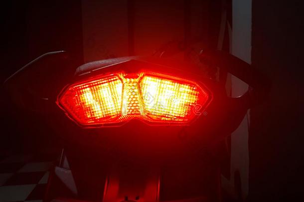 摩托车后灯相貌喜欢一f一ce,自行车t一illight灼热的英语字母表的第18个字母