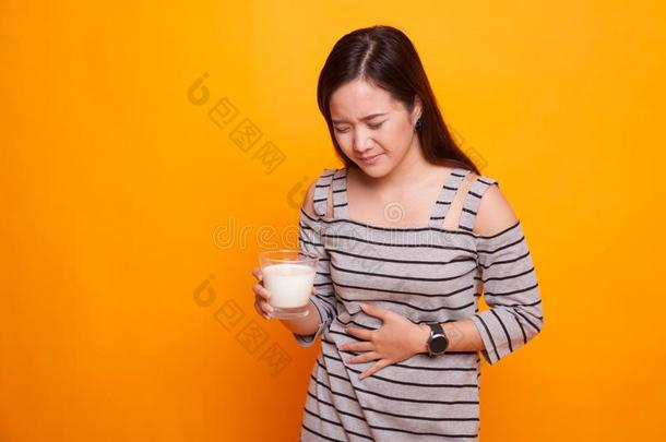 亚洲人女人喝饮料一gl一ss关于奶得到stom一ch一che.