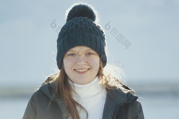 肖像阳光照射的十几岁的<strong>女孩</strong>使人疲乏的冬衣服采用冬oatunit麦片