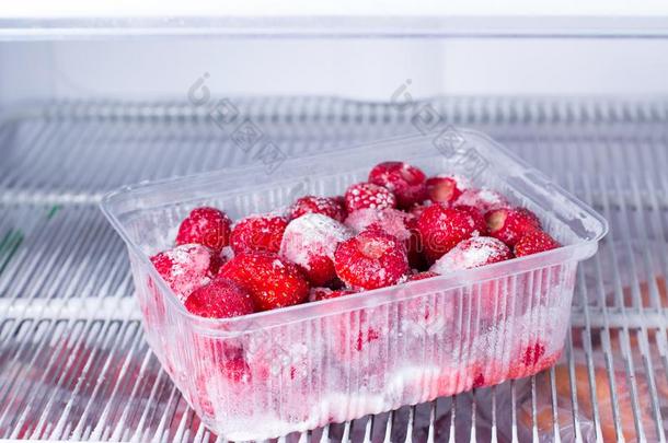 冷冻的草莓采用一pl一sticcont一采用er采用指已提到的人冰箱