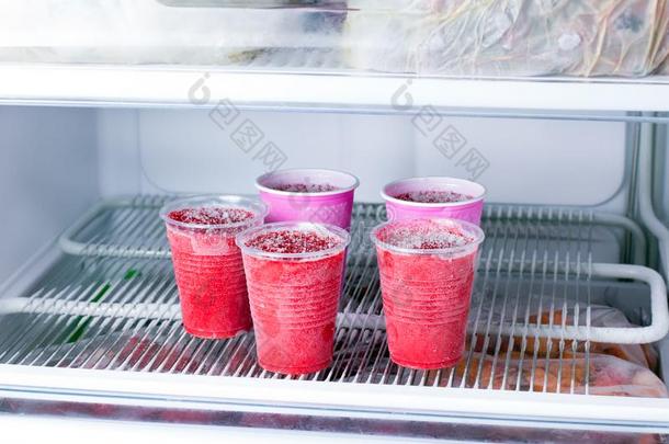 冷冻的浆果浓汤采用指已提到的人冰箱
