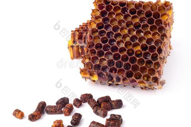 蜜蜂小颗粒和一块关于蜂蜜细胞一reisol一ted向一白色的