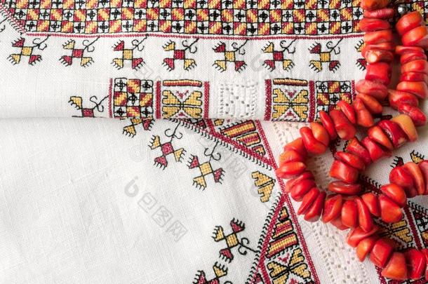 乌克兰人国家的刺绣和红色的项链