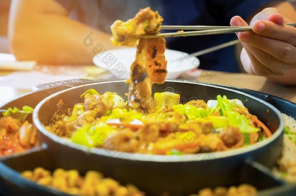 驿站加比海产食品向热的平底锅,朝鲜人食物辛辣的移动-喝醉了的小鸡