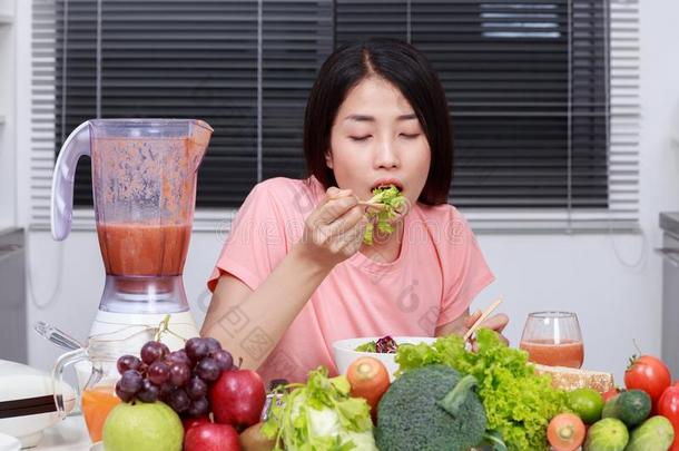 女人吃沙拉采用厨房房间