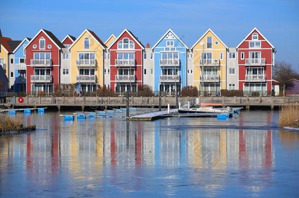 富有色彩的行关于住宅在指已提到的人河Ryck采用格赖夫斯瓦尔德,德国