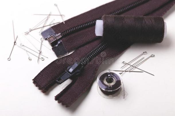 缝纫插脚,剪刀,拉链和塑料制品线轴和颜色their他们的