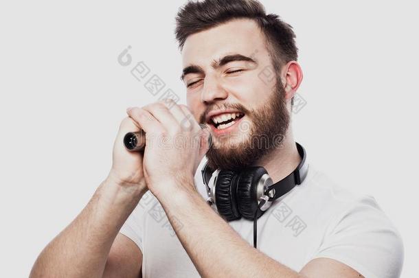 生活方式和人观念:年幼的男人唱歌和扩音器