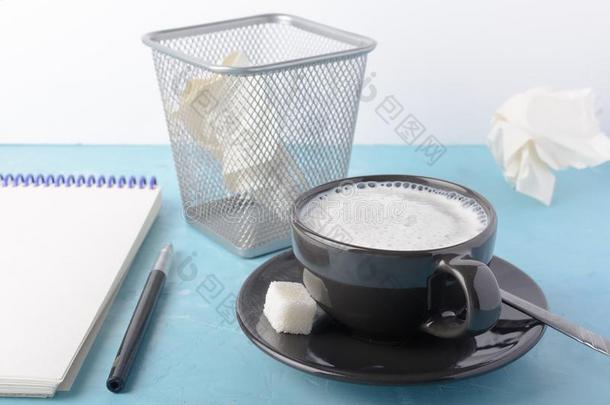 一杯子关于c关于fee和像牛奶的起泡沫,一敞开的笔记簿.大茶壶和卧室