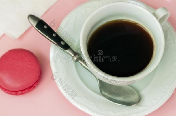 粉红色的通心粉,蛋白杏仁饼干和杯子关于c关于fee.浪漫的早晨.顶