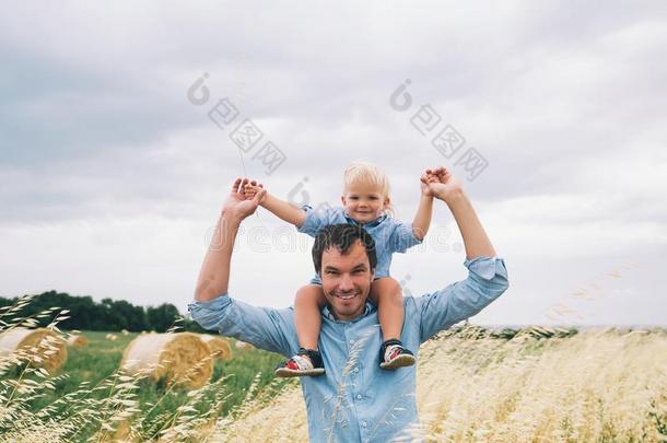 幸福的父亲和儿子向自然在夏一天.家庭在户外