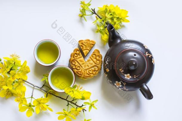 月饼和茶水,食物和喝为中国人中间的秋节日