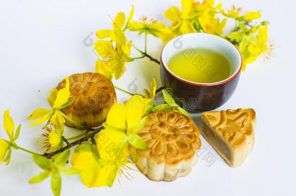 月饼和茶水,食物和喝为中国人中间的秋节日