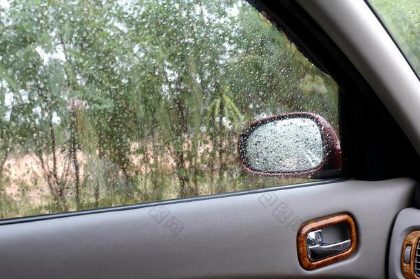 水雨点新鲜的向挡风玻璃,感觉轻松或l向ely采用一