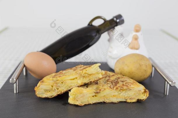 传统的西班牙的煎蛋卷向黑板表.西班牙的托蒂