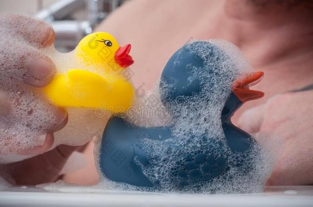 男人演奏和<strong>橡胶鸭子</strong>玩具向沐浴