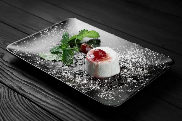 照片关于意大利人潘纳短袖白法衣餐后甜食和草莓糖浆和英语字母表的第13个字母